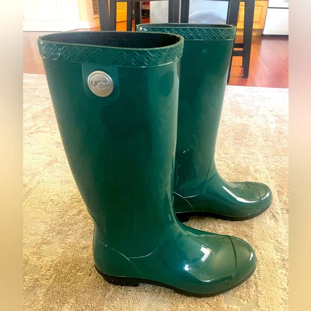 Womens UGG rain boots! Forrest green (dark geeen) womens size 6 (worn once!)